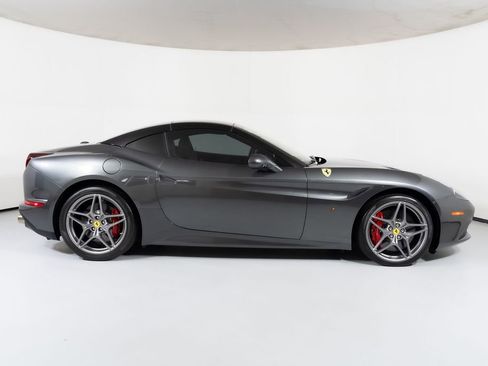 Used 2015 Ferrari California T RWD image 19