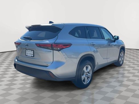 Used 2023 Toyota Highlander LE AWD/4WD image 5