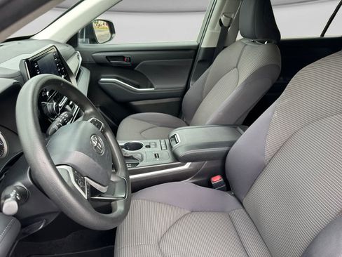 Used 2022 Toyota Highlander L FWD image 10