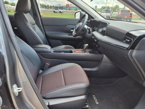 Used 2025 Nissan Kicks SR FWD image 19