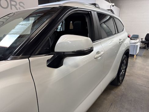 Used 2023 Toyota Highlander XLE FWD image 5