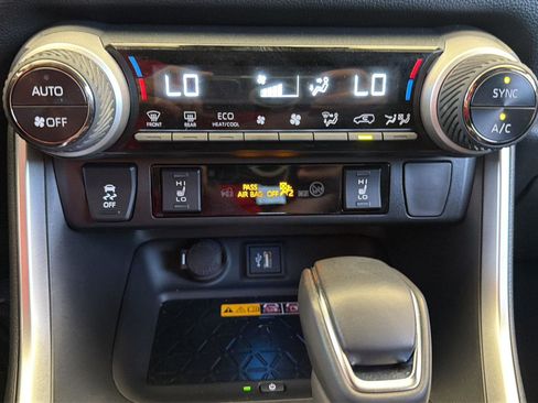 Used 2025 Toyota RAV4 XSE AWD/4WD image 29