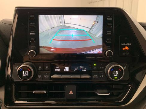 Used 2022 Toyota Highlander XLE FWD image 32