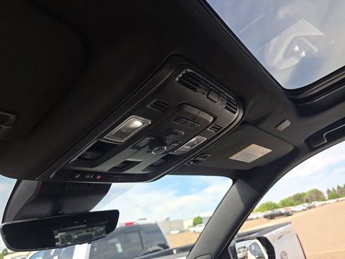 Used 2024 GMC Yukon Denali w/ Advanced Technology Package AWD/4WD image 17