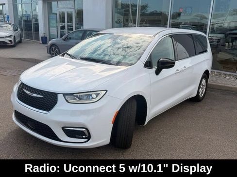 Used 2024 Chrysler Pacifica Touring-L FWD image 2