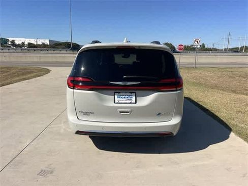 Used 2021 Chrysler Pacifica Limited w/ Uconnect Theater Family Group image 6