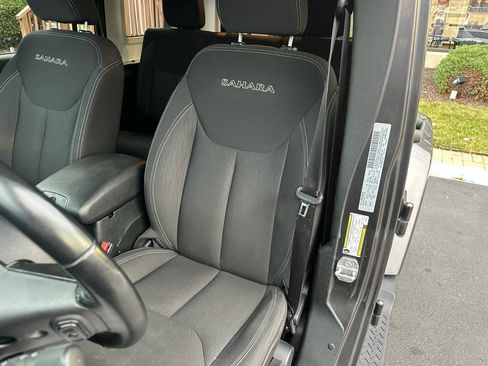 Used 2017 Jeep Wrangler Unlimited Sahara w/ Connectivity Group AWD/4WD image 17