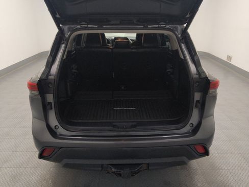 Used 2020 Toyota Highlander XLE AWD/4WD image 29