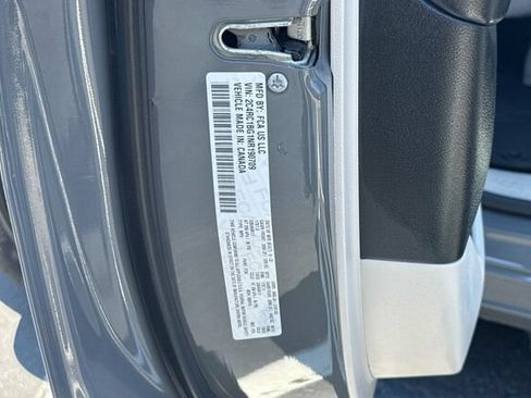 Used 2022 Chrysler Pacifica Touring-L FWD image 26