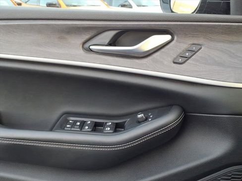 Used 2023 Jeep Grand Cherokee Limited w/ Black Appearance Package image 23