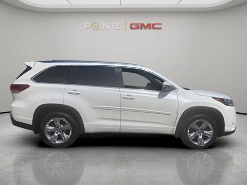 Used 2019 Toyota Highlander Limited AWD/4WD image 2
