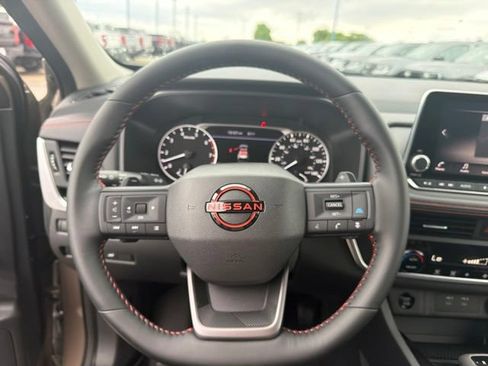 Used 2025 Nissan Rogue SV AWD/4WD image 25