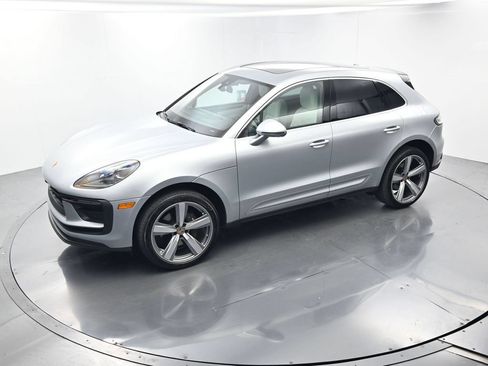 Certified 2025 Porsche Macan AWD/4WD image 36