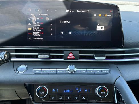 Used 2025 Hyundai Elantra SEL image 21