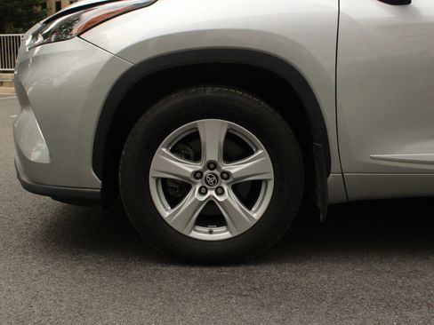 Used 2022 Toyota Highlander L AWD/4WD image 11