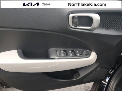 Used 2024 Hyundai Venue SEL image 30