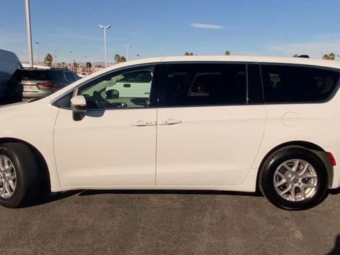 Used 2023 Chrysler Pacifica Touring-L image 5