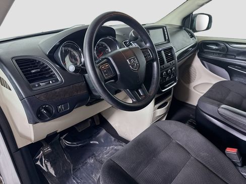 Used 2019 Dodge Grand Caravan SE w/ UConnect Hands-Free Group image 22