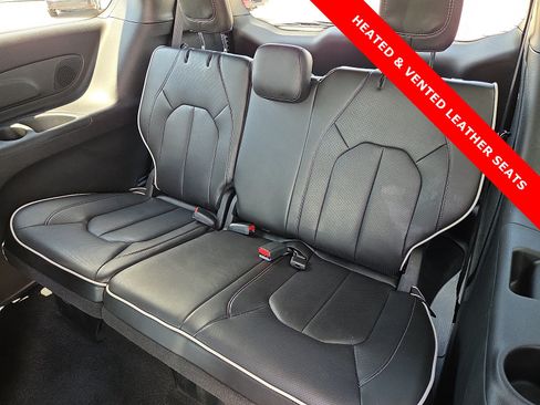 Used 2026 Chrysler Pacifica Limited FWD image 10
