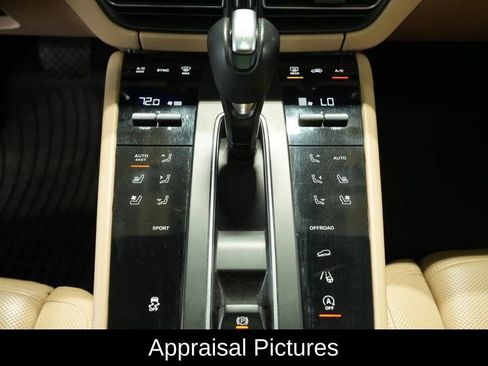 Certified 2022 Porsche Macan image 23