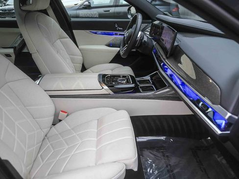 Used 2025 BMW 750e xDrive w/ Premium Package AWD/4WD image 13