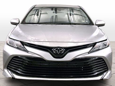 Used 2020 Toyota Camry LE image 3
