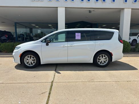 Used 2024 Chrysler Pacifica Touring-L FWD image 4