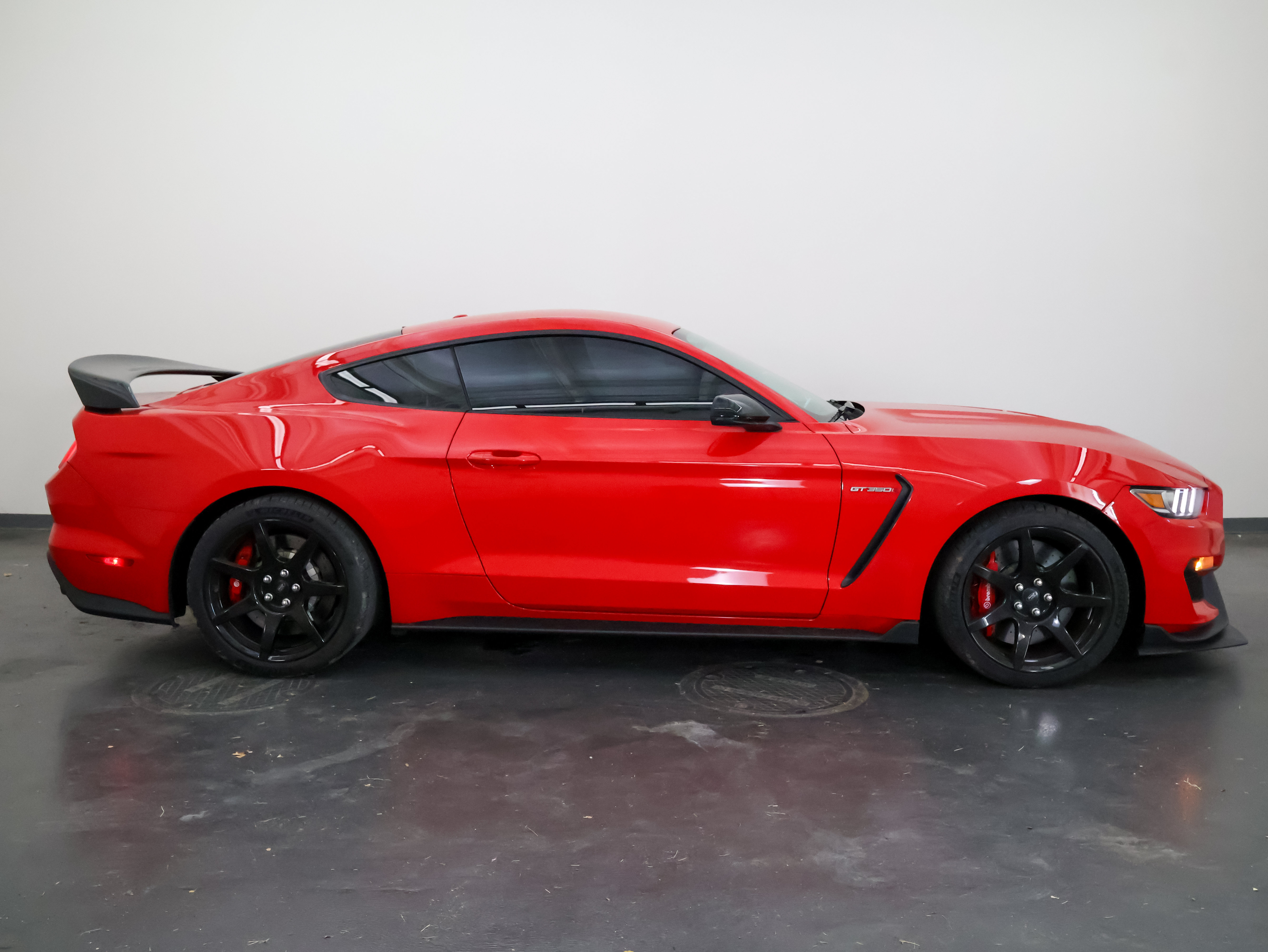 Used 2017 Ford Mustang Shelby GT350R w/ GT350R Equipment Group 920A RWD image 2