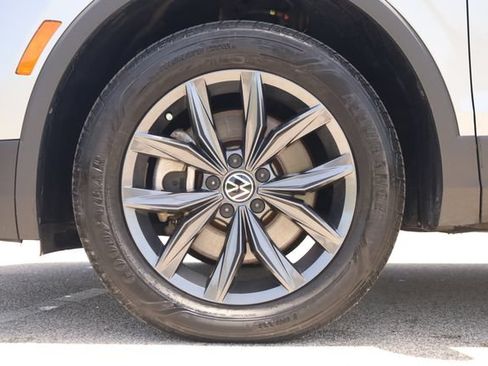 Used 2023 Volkswagen Tiguan SE w/ Panoramic Sunroof Package FWD image 9