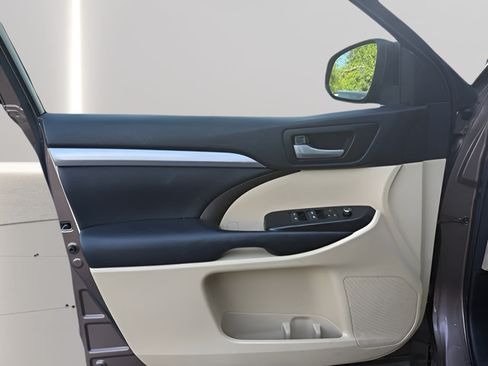 Used 2017 Toyota Highlander XLE FWD image 10