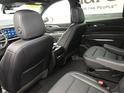 Used 2025 Chevrolet Traverse LT image 23