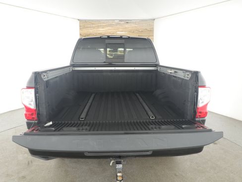 Used 2019 Nissan Titan SL image 5