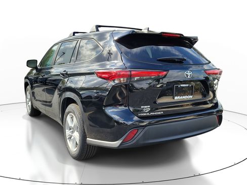 Used 2023 Toyota Highlander LE FWD image 5