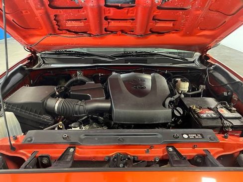 Used 2017 Toyota Tacoma TRD Sport w/ Tow Package AWD/4WD image 9