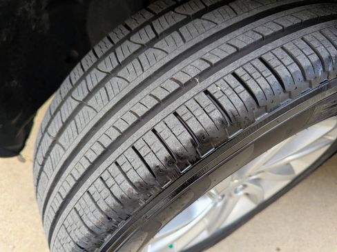 Used 2018 Land Rover Discovery Sport HSE image 17