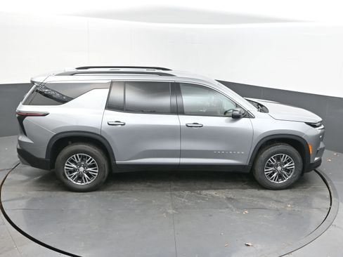 Used 2025 Chevrolet Traverse LT image 38