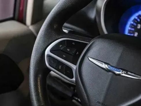 Used 2018 Chrysler Pacifica Touring Plus w/ Tire & Wheel Group FWD image 22