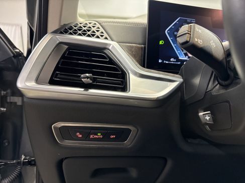 Used 2025 BMW X7 xDrive40i w/ Premium Package image 23