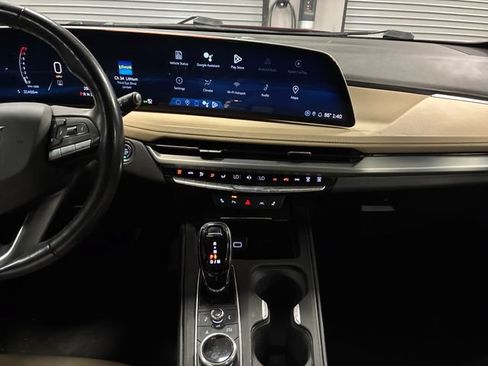 Used 2024 Cadillac XT4 Luxury w/ Cold Weather Package FWD image 18