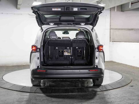 Certified 2024 Toyota Sienna XLE FWD image 28