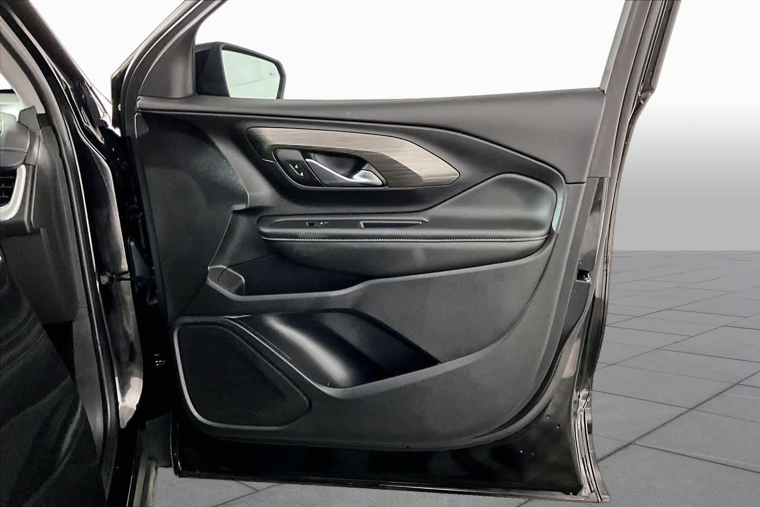 Used 2024 GMC Terrain SLE w/ Driver Convenience Package FWD image 21