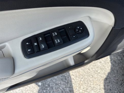 Used 2018 Chrysler 300 Limited w/ Safetytec Plus Group image 15