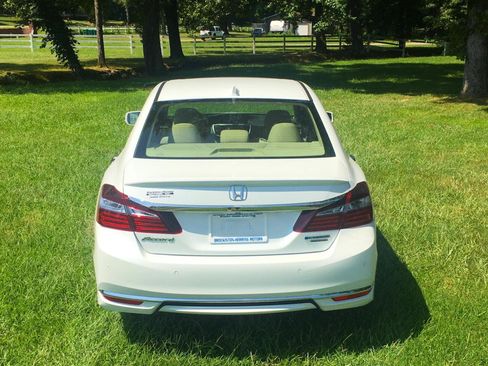 Used 2017 Honda Accord Touring image 4