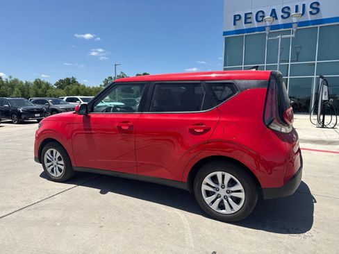 Used 2024 Kia Soul LX FWD image 3