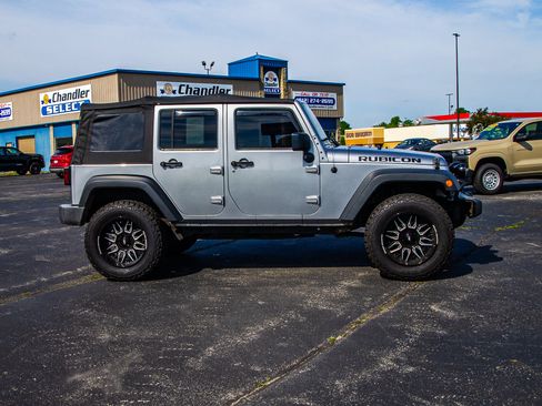 Used 2015 Jeep Wrangler Unlimited Rubicon w/ Connectivity Group AWD/4WD image 8
