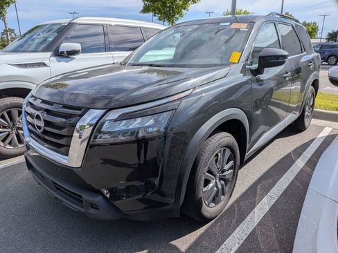 Used 2025 Nissan Pathfinder SV FWD image 5