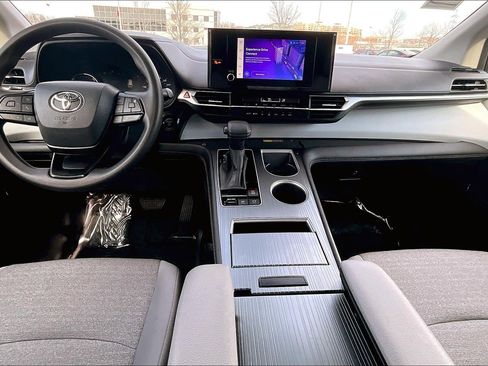 Used 2025 Toyota Sienna LE image 14