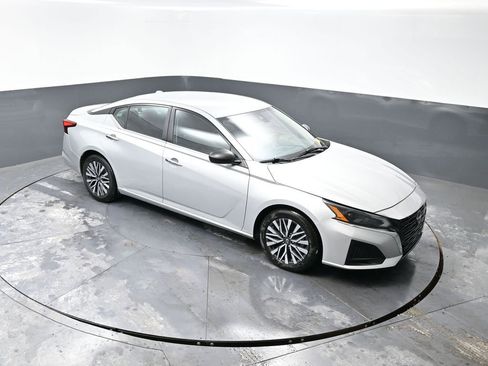 Used 2024 Nissan Altima 2.5 SV image 41