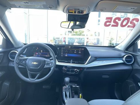Used 2025 Chevrolet Trax LT FWD image 38