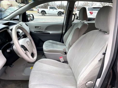 Used 2012 Toyota Sienna w/ Towing Pkg image 9